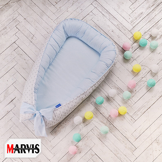 Baby Nest Blue, vedere de sus Baby Nest Blue cu interior bleu, laterale albe cu steluțe și fundă bleu, vedere de sus
