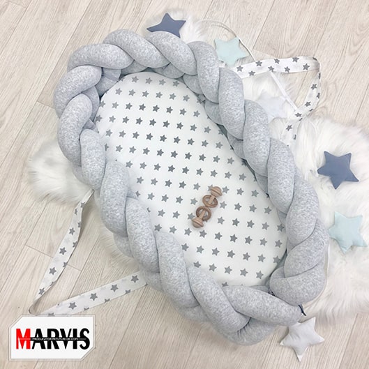 Baby Nest Braid Gri, vedere de sus Baby Nest Braid Gri cu împletitură gri și saltea albă cu steluțe gri, vedere de sus