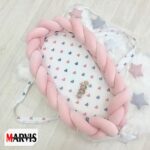 Baby Nest Braid Roz cu împletitură roz și saltea albă cu inimioare roz și gri, vedere de sus