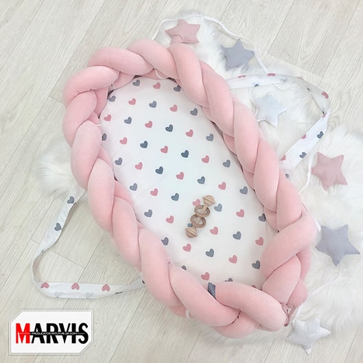 Baby Nest Braid Roz, vedere de sus Baby Nest Braid Roz cu împletitură roz și saltea albă cu inimioare roz și gri, vedere de sus