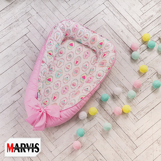 Baby Nest Sweet cu laterale roz, interior cu prăjiturele și înghețate pastelate și fundă roz