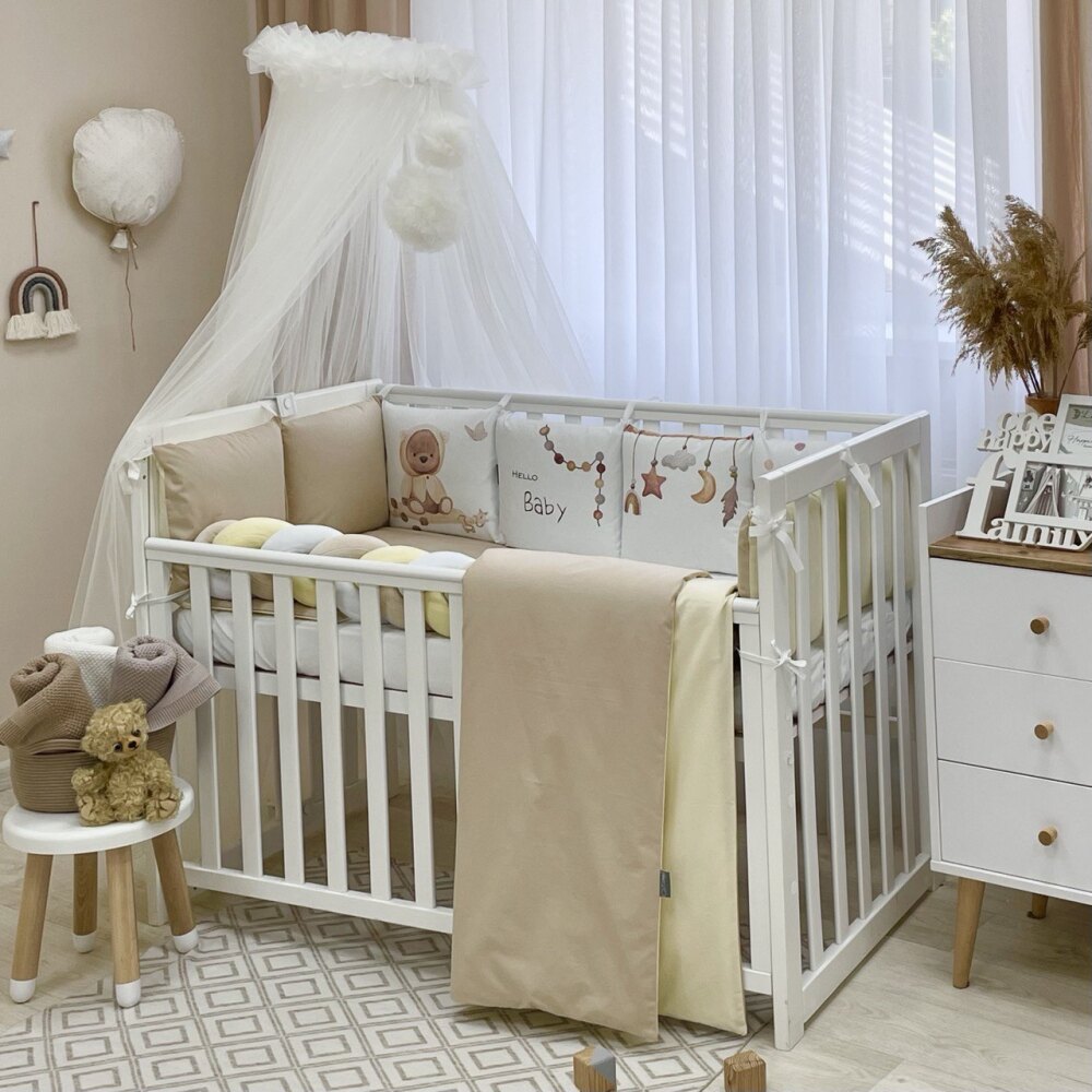 Set lenjerie pătuț Hello baby ursuleț Set lenjerie Hello baby ursuleț pe un pătuț alb, sub baldachin, cu plapumă cappuccino