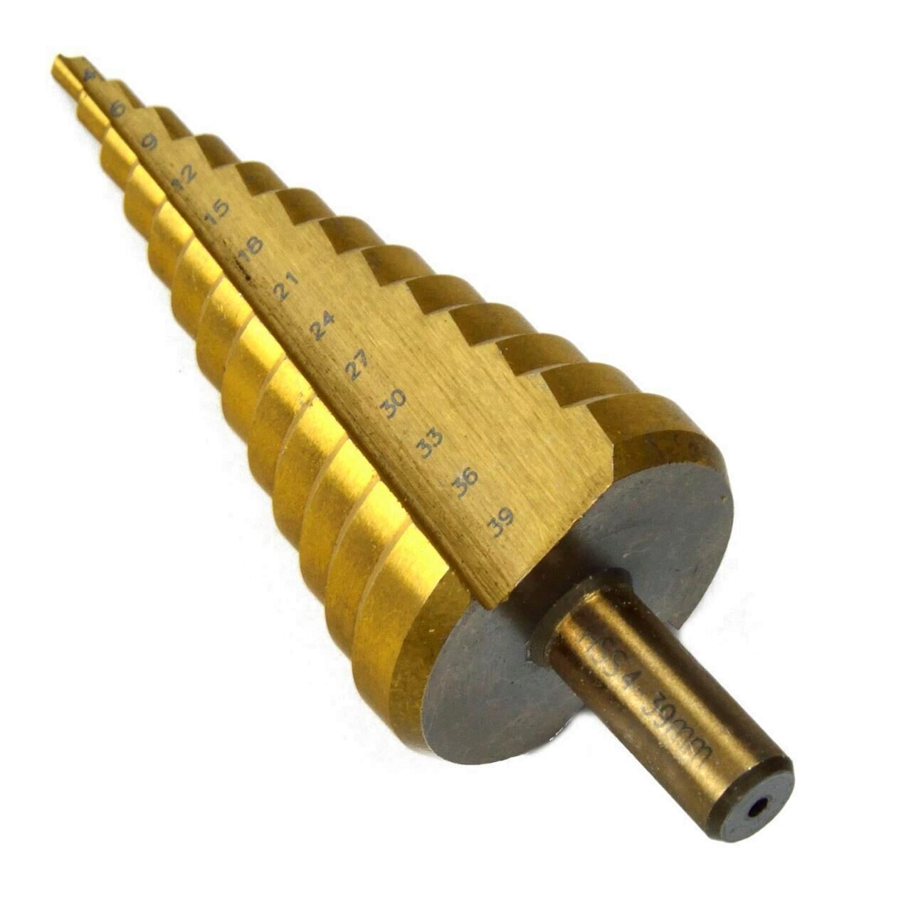 Burghiu conic în trepte 4–39 mm Burghiu conic auriu în trepte marcate de la 4 la 39 mm, cu coadă cilindrică gravată HSS 4-39mm