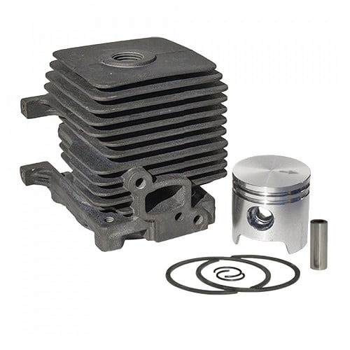 Cilindru complet de 34 mm cu piston și segmenți Cilindru complet de motocoasă cu piston de 34 mm, doi segmenți, bolț și siguranță, pe fundal alb