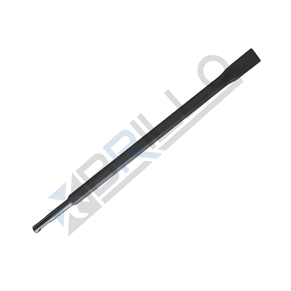Daltă lată SDS-Plus pentru ciocan rotopercutor Daltă lată cu prindere SDS-Plus, corp lung hexagonal și tăiș plat, așezată în diagonală pe fundal alb