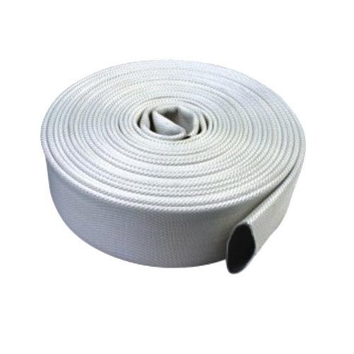 Rolă de furtun plat de tip pompier, din țesătură sintetică albă, rulată strâns