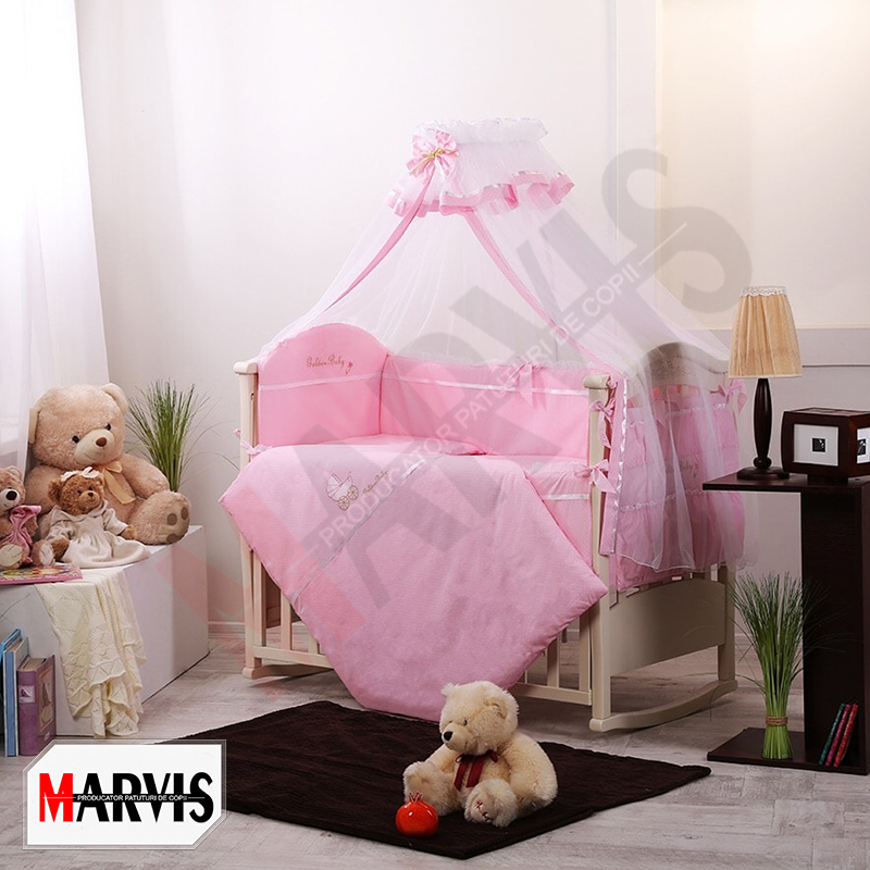 Set lenjerie pătuț Baby roz Set Baby roz pe pătuț crem, cu baldachin cu volan roz, protecție și plăpumioară brodată