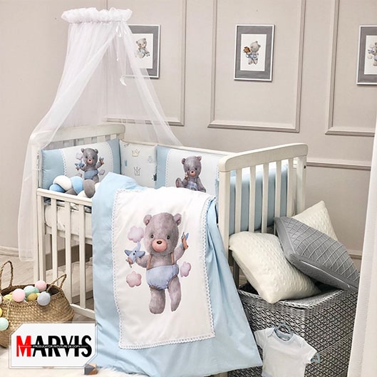Set lenjerie pătuț Teddy Kids Toys Blue Set Teddy Kids Toys Blue pe pătuț alb cu baldachin, plapumă cu ursuleț în acuarelă și bordură bleu