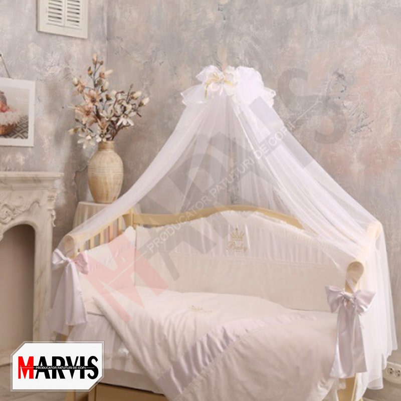 Set lenjerie pătuț Baby Chic Set Baby Chic alb pe un pătuț din lemn natural, cu baldachin din voal și funde de satin