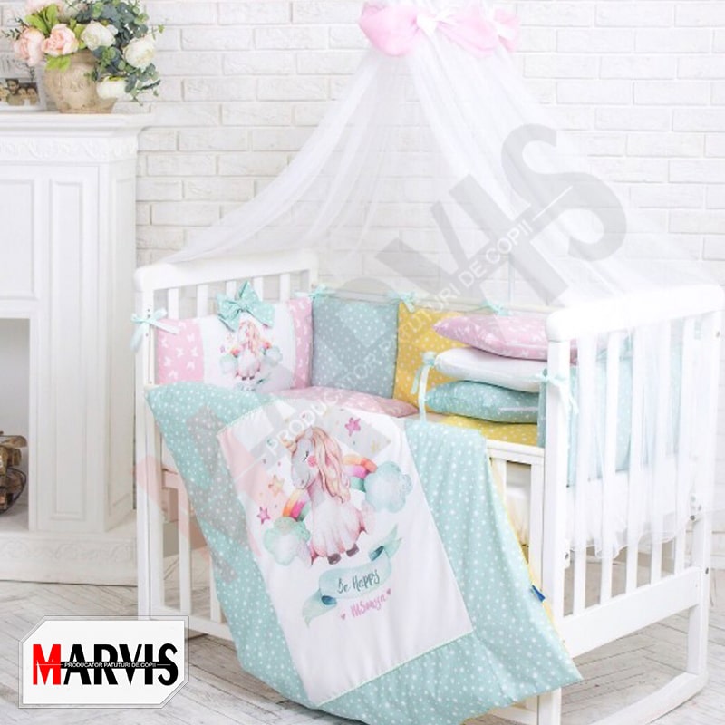 Set lenjerie pătuț Be Happy multicolor Set Be Happy multicolor pe pătuț alb, cu unicorn pe plăpumioară și pernuțe mentă, roz și galbene