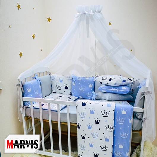 Set Crown Blue pe pătuț alb, cu pernuțe bleu, albe și gri cu coronițe și baldachin din voal