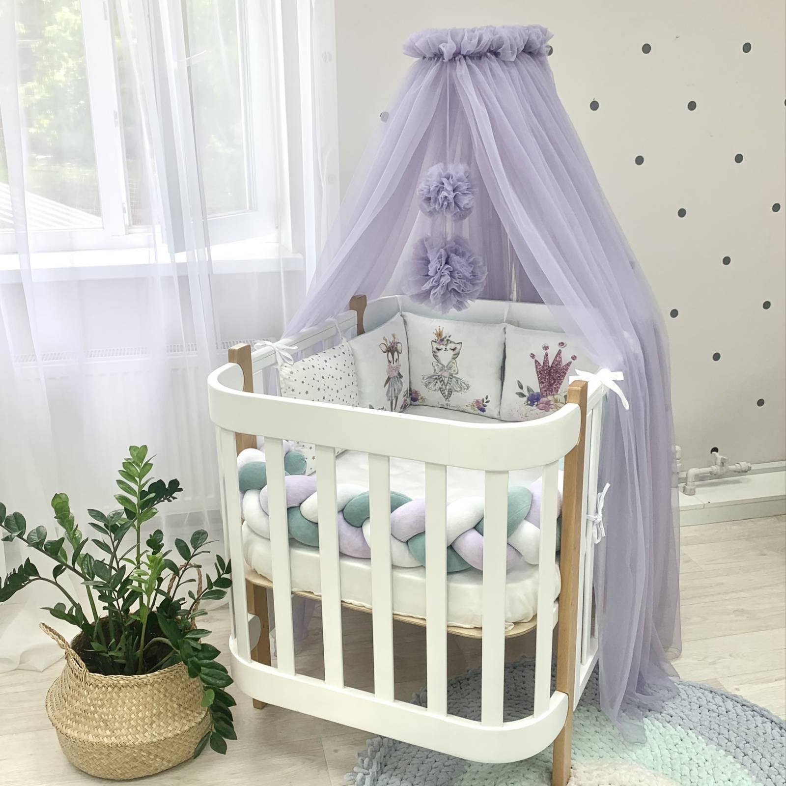 Set lenjerie pătuț Magic cat Set Magic cat pe un pătuț oval alb, sub baldachin din tul lila, cu împletitură albă, mentă și lila
