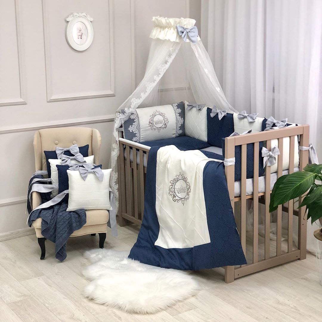 Elegance dark blue, pătuț îmbrăcat Pătuț din lemn îmbrăcat cu lenjeria Elegance dark blue, baldachin din tul cu dantelă și pernuțe pe fotoliu