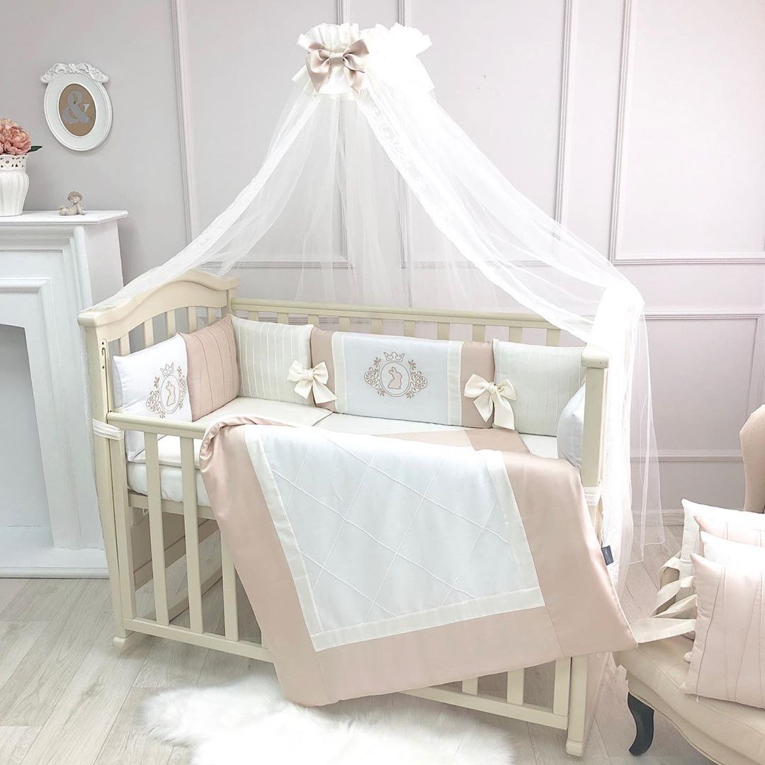 Royal ivory, pătuț îmbrăcat Pătuț crem din lemn cu setul Royal ivory, plapumă roz nude și ivoriu, sub baldachin din tul