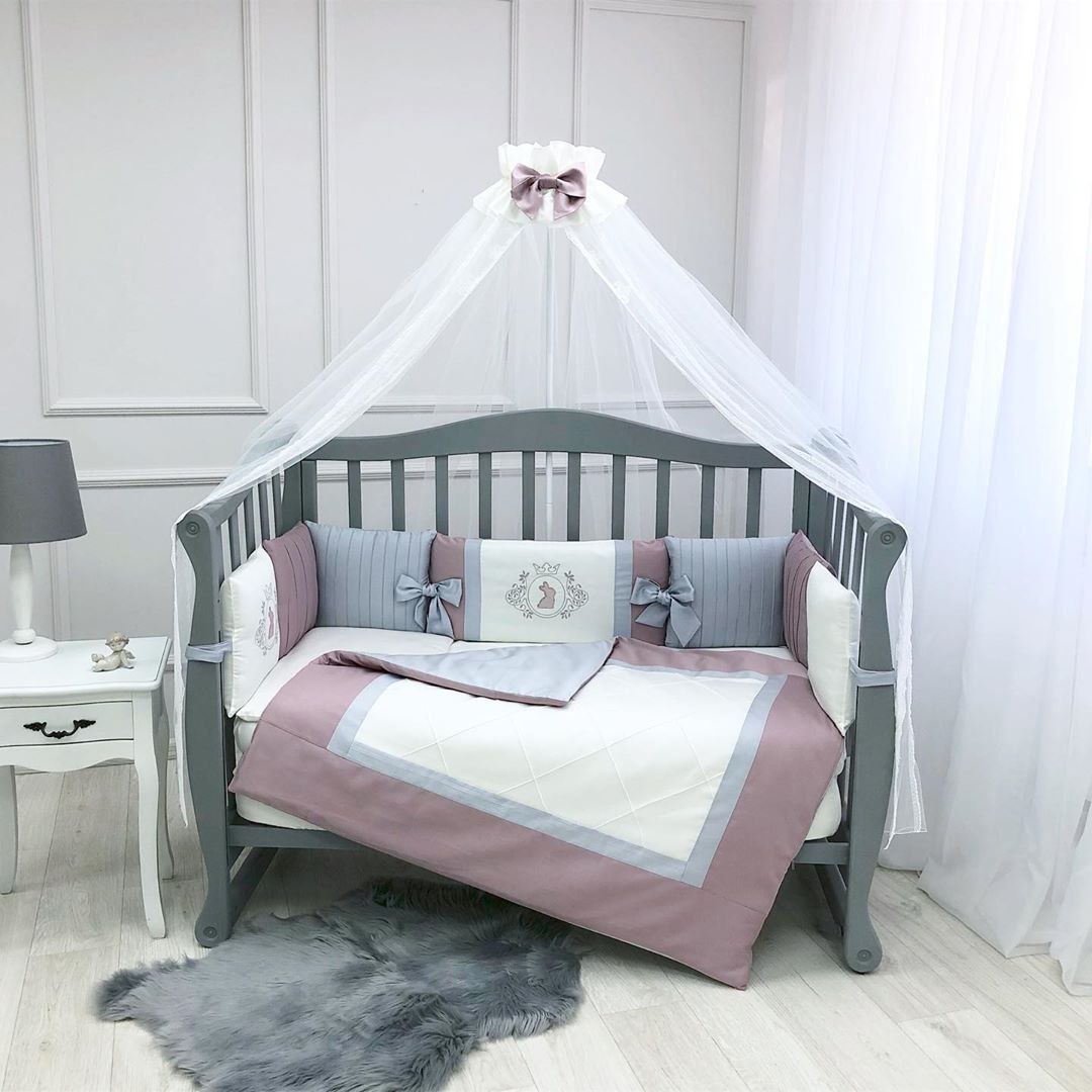 Royal pink, pătuț îmbrăcat Pătuț gri din lemn cu setul Royal pink sub baldachin din tul cu fundă roz