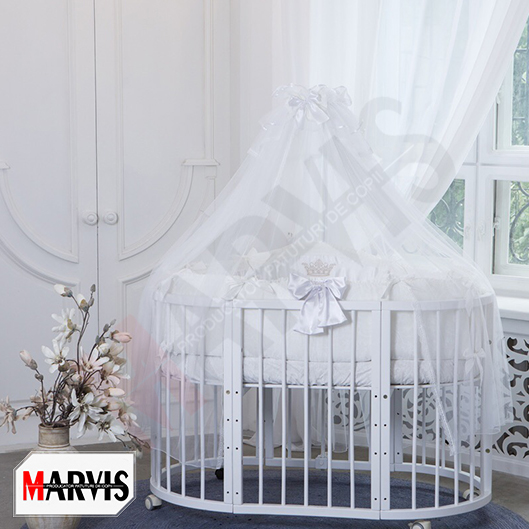 Set lenjerie pătuț Baby alb Pătuț oval alb cu setul Baby alb și baldachin din tul cu dantelă, lângă fereastră