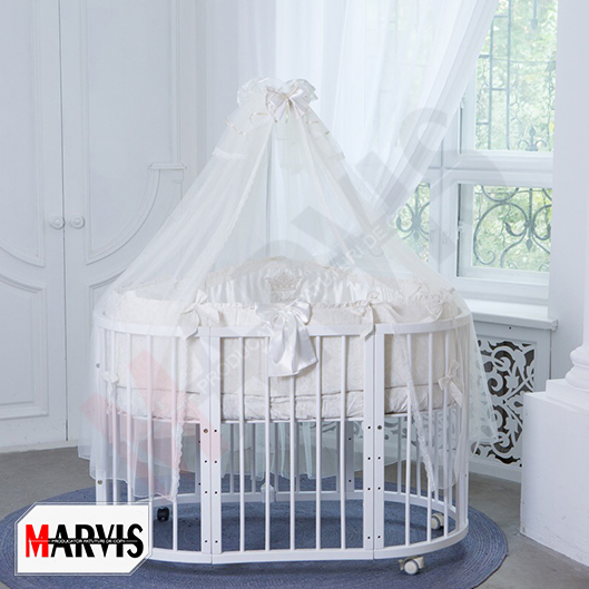 Set lenjerie pătuț Baby ivory Pătuț oval alb cu setul Baby ivory și baldachin de tul, lângă fereastră