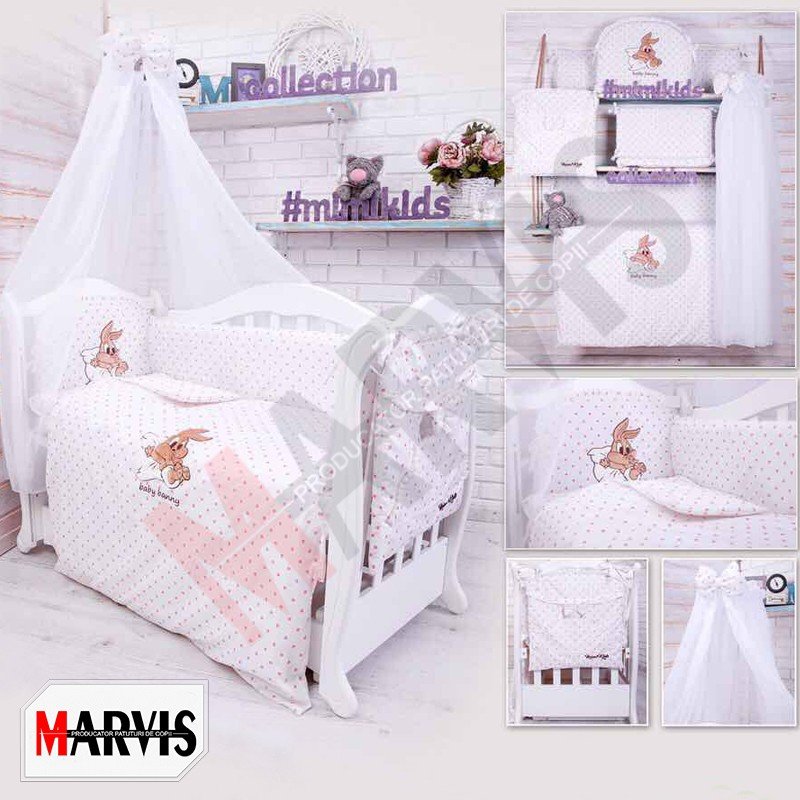 Set lenjerie pătuț Bunny alb, 6 piese Set lenjerie Bunny alb cu buline roz și iepuraș Baby Bunny, pe pătuț alb sub baldachin, cu piesele alături