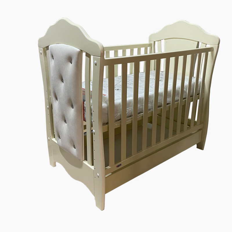 Pătuț bebe tapițat Bella 120 × 60 Pătuț bebe tapițat Bella 120 × 60 cm, din lemn masiv de fag, cu sertar încorporat