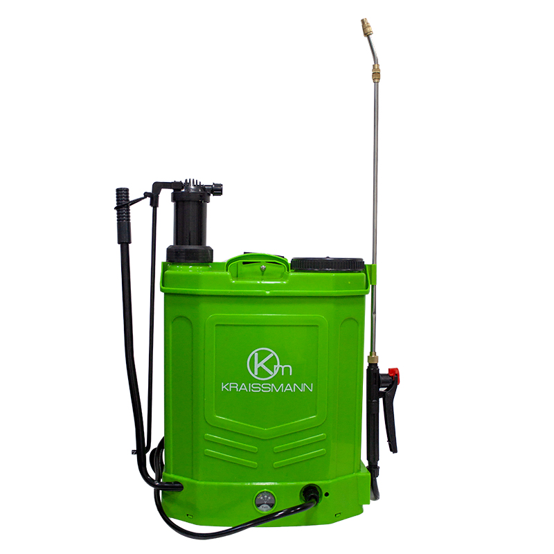 Pompă de stropit Kraissmann 2 în 1, vedere din față Pompă de stropit Kraissmann 2 în 1, verde, cu pompă manuală și pârghie laterală, lance din inox și manometru, din față