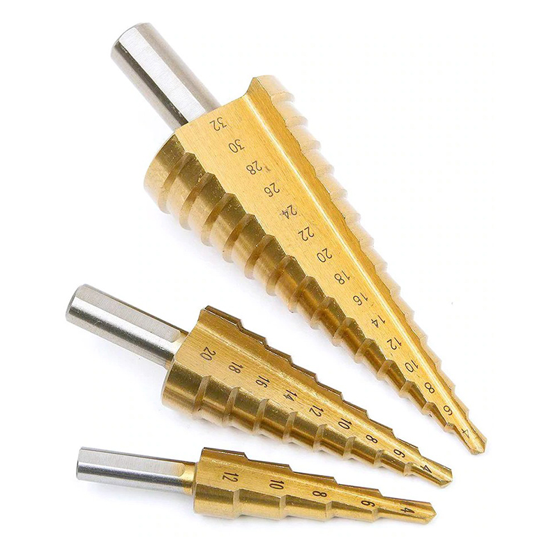 Set 3 burghie în trepte 4–32 mm Trei burghie în trepte aurii, de 4–12, 4–20 și 4–32 mm, cu diametrele gravate pe fiecare treaptă