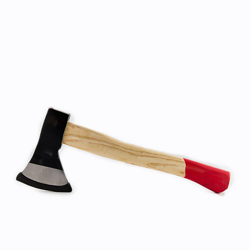 Topor cu coadă din lemn – vedere laterală Topor cu cap negru și coadă din lemn deschis la culoare, cu capăt roșu, vedere din lateral