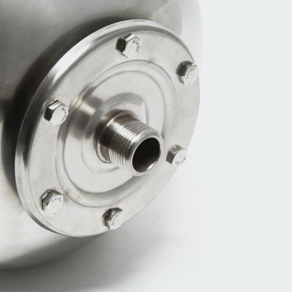 Flanșa cu șase șuruburi și racordul filetat al unui vas de hidrofor din inox