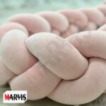 Împletitura din velur roz a cuibului Baby Nest Braid Roz, în prim-plan