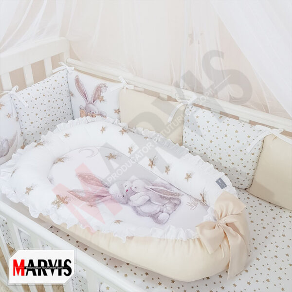 Baby Nest Bunny 3D crem cu volănaș alb, iepurași pe saltea și fundă crem, într-un pătuț