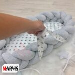 Baby Nest Braid Gri, panglica cu steluțe a saltelei ridicată cu mâna