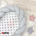Baby Nest Braid Gri, detaliu cu împletitura gri și imprimeul cu steluțe al saltelei