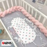 Împletitura roz și salteaua cu inimioare ale Baby Nest Braid Roz, prezentate separat într-un pătuț