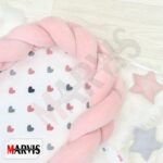 Baby Nest Braid Roz, detaliu cu inimioarele de pe saltea și împletitura roz