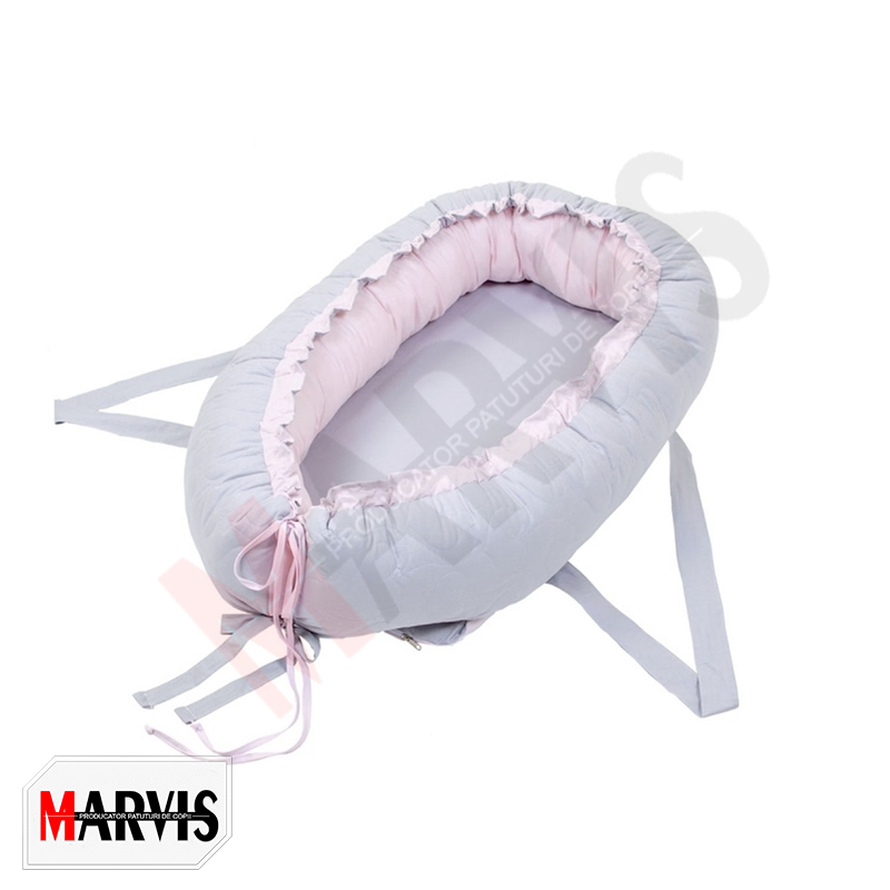 Baby Nest Simply roz, vedere de ansamblu Baby Nest Simply roz cu exterior gri, interior roz pal și benzi textile laterale, pe fundal alb
