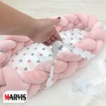 Baby Nest Braid Roz, panglica de prindere a saltelei ținută în mână