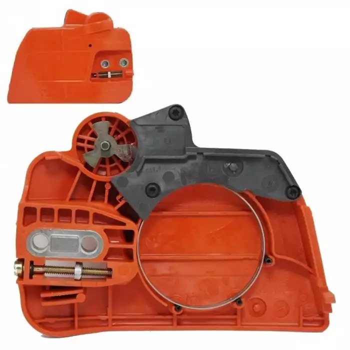 Capac ambreiaj pentru drujbă Husqvarna 235, 236, 240 Capac de ambreiaj pentru drujbă Husqvarna 235–240, văzut din interior, cu banda frânei de lanț și șurubul de întindere