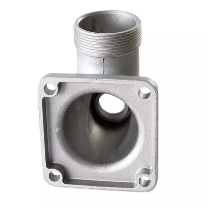 Cot din aluminiu pentru motopompă de 2 țoli Cot de motopompă de 2 țoli din aluminiu, văzut dinspre flanșa pătrată cu patru găuri, cu ieșirea filetată în spate