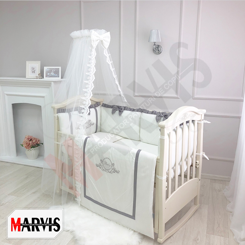 Set lenjerie pătuț Baby King gri cu baldachin Set Baby King gri pe pătuț crem: pernuțe albe cu volane gri și baldachin cu dantelă
