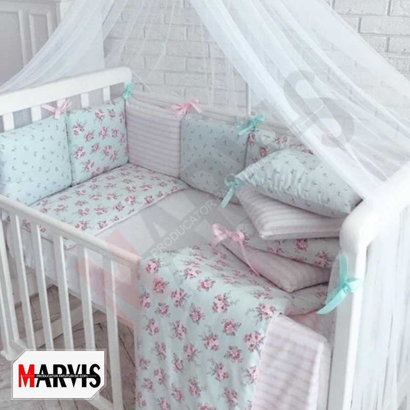 Set lenjerie pătuț Basic Roses turcoaz Set Basic Roses turcoaz pe pătuț alb: pernuțe mentă cu trandafiri roz, dungi roz și baldachin din tul