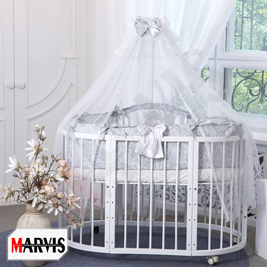 Set lenjerie pătuț Baby gri Pătuț oval alb cu setul Baby gri și baldachin din tul, într-o cameră luminoasă