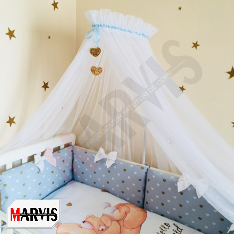 Set lenjerie pătuț Happy Baby albastru cu baldachin Baldachin din tul alb cu volan bleu și inimioare aurii, deasupra pernuțelor Happy Baby albastru