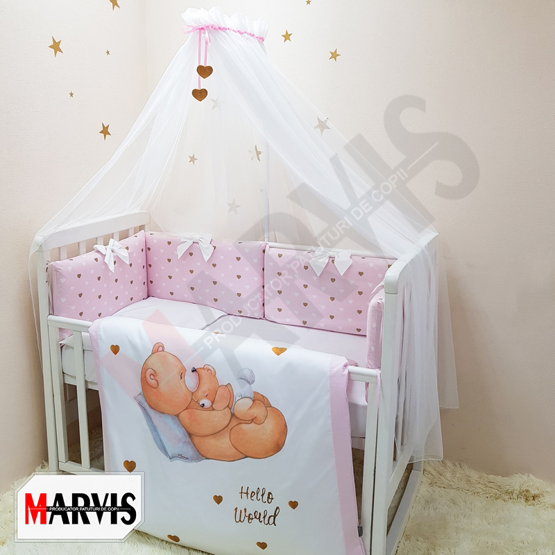 Set lenjerie pătuț Happy Baby roz Set Happy Baby roz pe pătuț alb, plapumă cu ursuleți și Hello World, baldachin cu inimioare aurii
