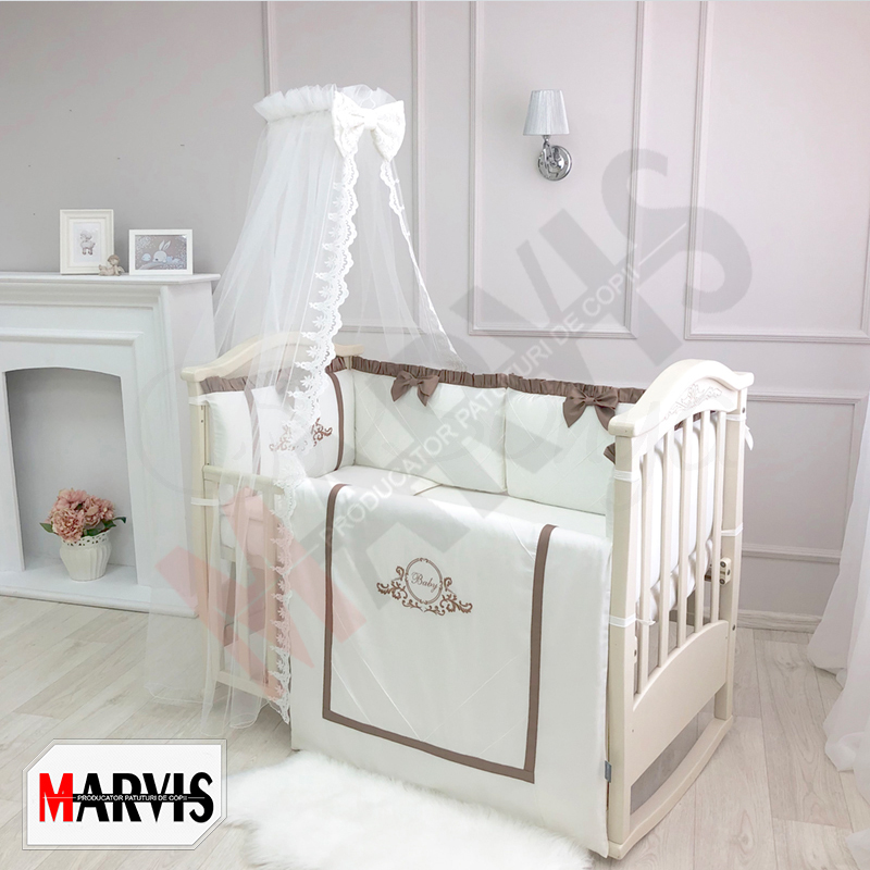 Set lenjerie pătuț Baby King coffee Set Baby King coffee pe pătuț crem, plapumă albă cu bordură cafenie și baldachin cu dantelă