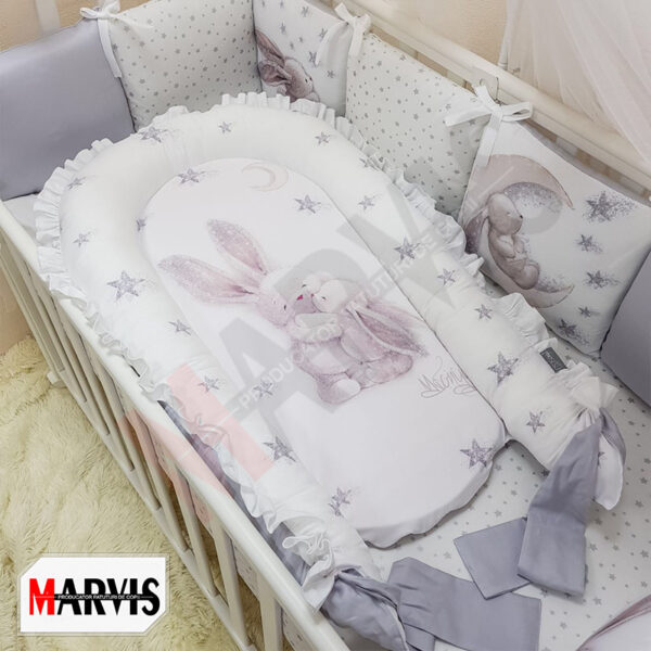 Baby Nest Bunny 3D gri cu steluțe gri, volănaș alb și iepurași pe saltea, într-un pătuț