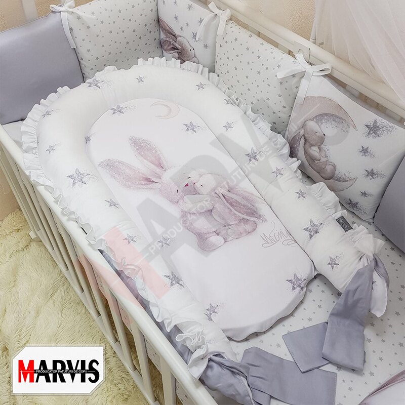 Baby Nest Bunny 3D gri, vedere de ansamblu Baby Nest Bunny 3D gri cu steluțe gri, volănaș alb și iepurași pe saltea, într-un pătuț