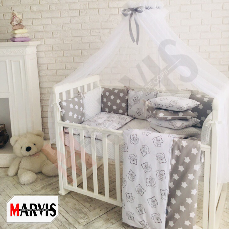 Set lenjerie pătuț Basic Star Bear Set Basic Star Bear pe pătuț alb cu baldachin: pernuțe gri cu stele albe și albe cu ursuleți