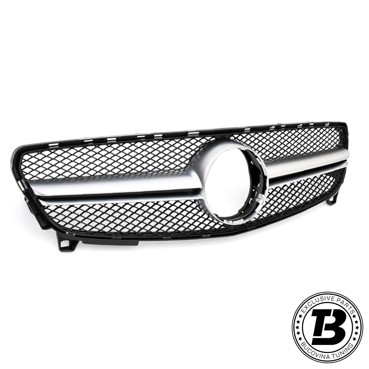 Grilă A45 Design crom, vedere frontală Grilă A45 Design cu lamelă orizontală cromată și plasă neagră romboidală, vedere frontală
