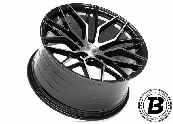Jantă Vennom VFF.5 Brushed Deep Black Dark așezată înclinat, cu interiorul obezii