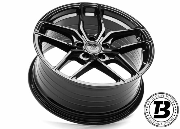 Jantă Vennom VFF.8 Corsa Black așezată înclinat, cu capacul central și obada