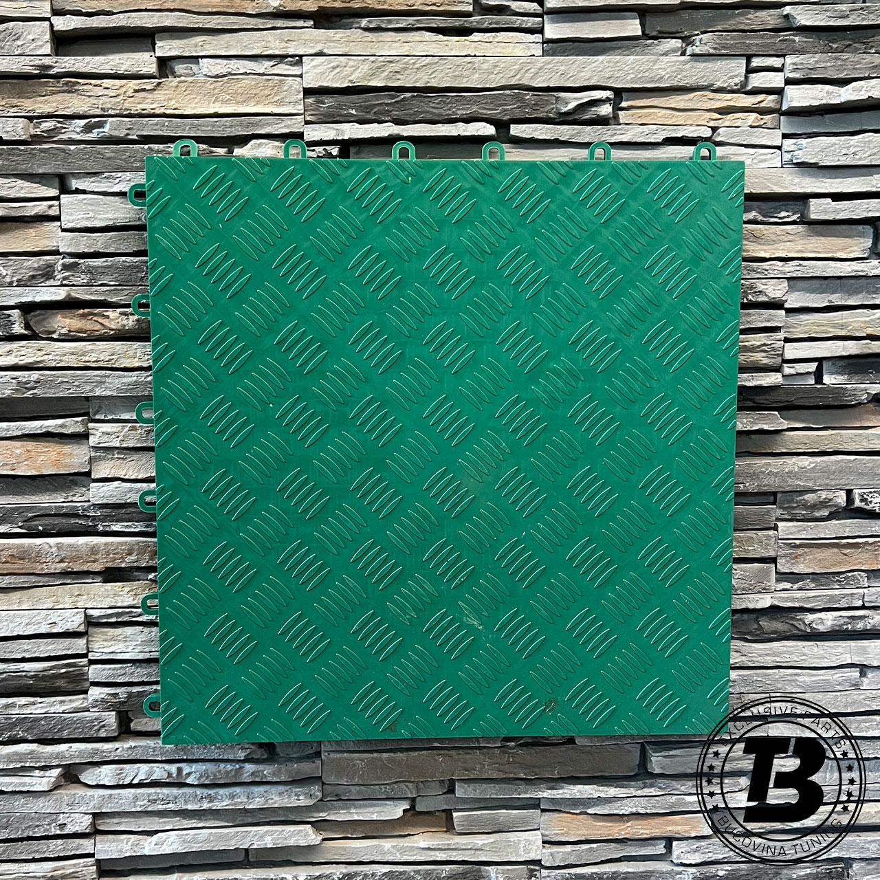 Placă modulară plină verde, pe perete Placă de pardoseală modulară plină verde, cu model în relief, pe un perete din piatră